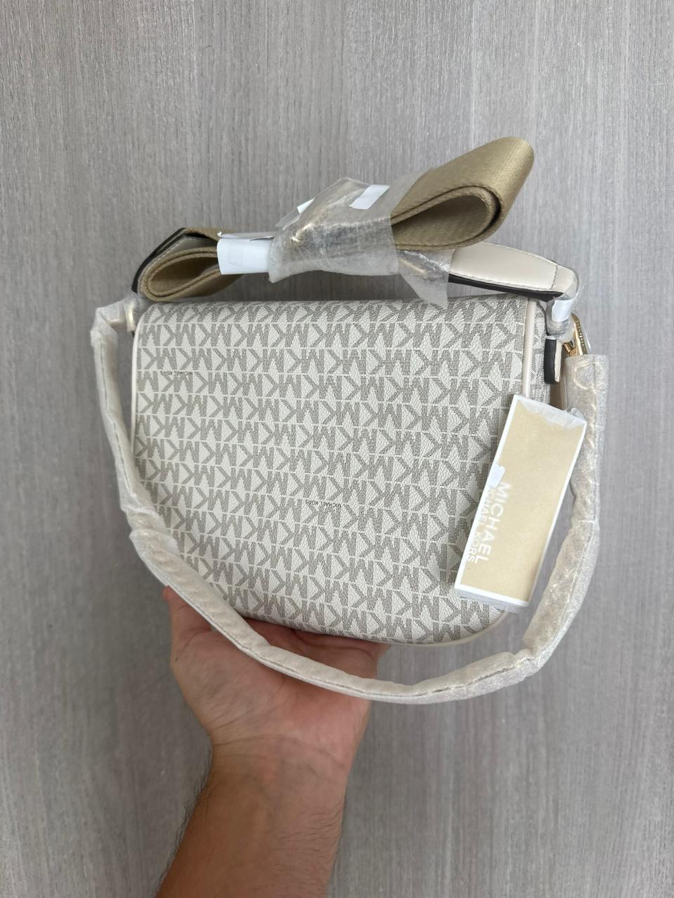 BANANO MICHAEL KORS XL VAINILLA MONOGRAMA