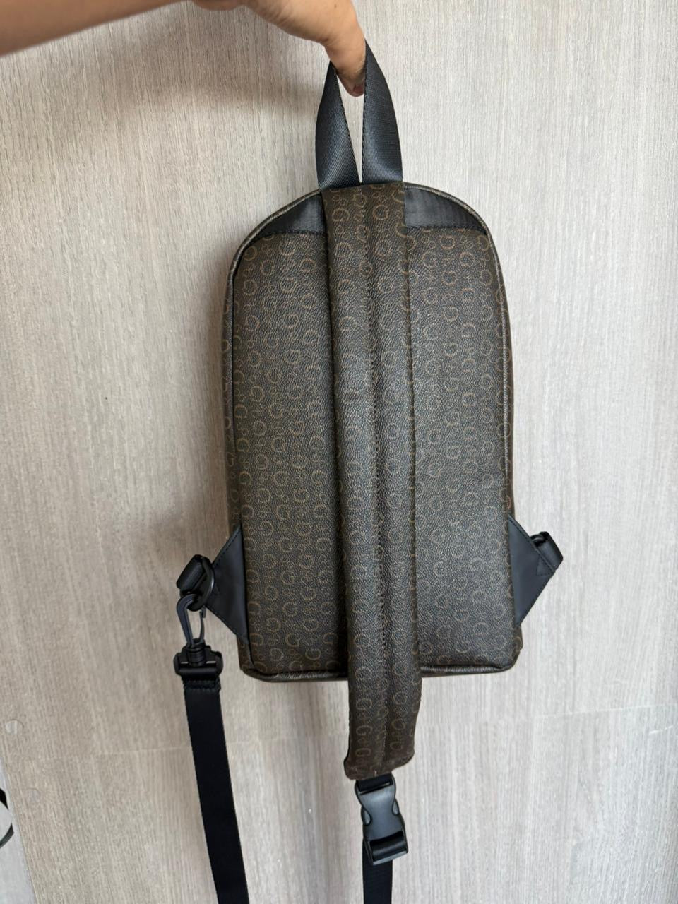 MOCHILA GUESS-CAFE MONOGRAMA UNISEX