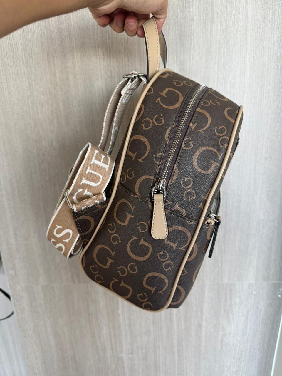 MOCHILA GUESS- CAFE MONOGRAMA