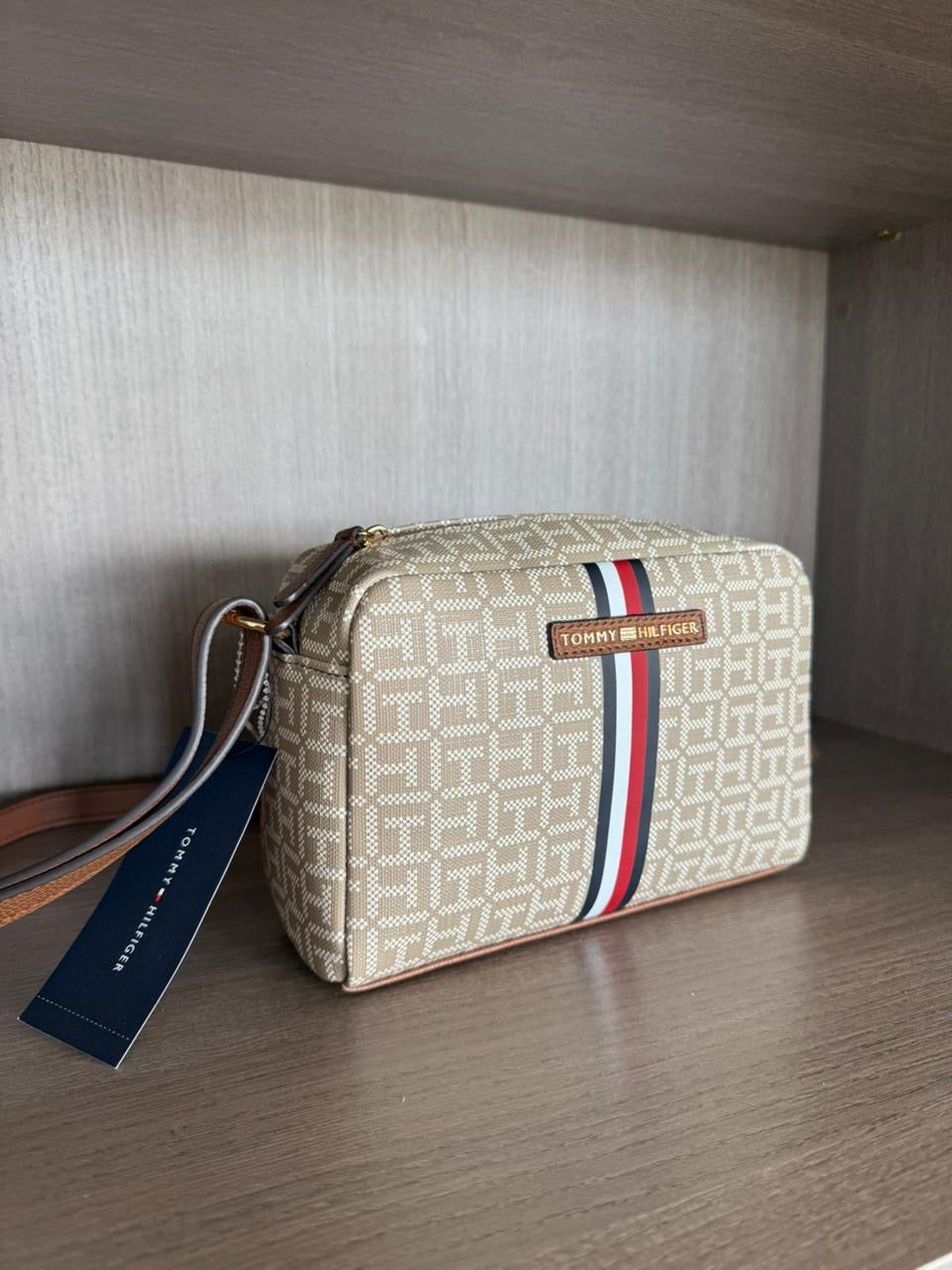 CROSSBODY TOMMY HILFIGER BEIGE MONOGRAMA FRANJA