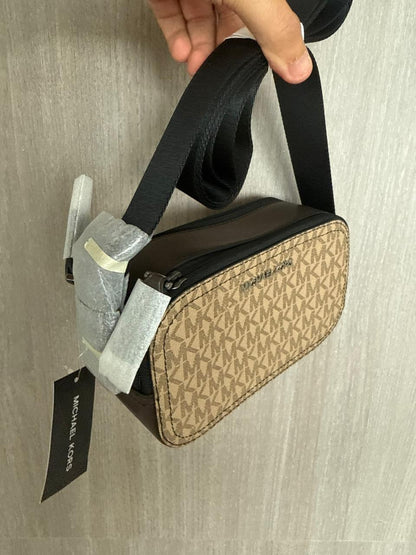 CROSSBODY MICHAEL KORS UNISEX CAQUI MONOGRAMA