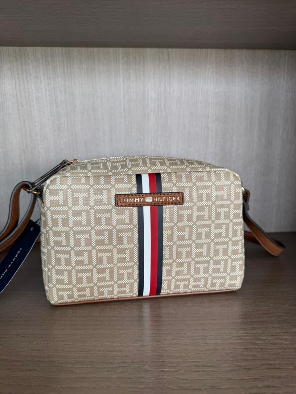 CROSSBODY TOMMY HILFIGER BEIGE MONOGRAMA FRANJA