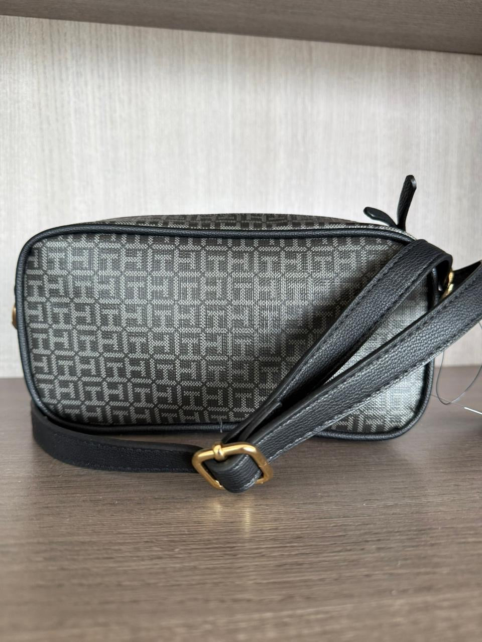 CROSSBODY TOMMY HILFIGER NEGRO MONOGRAMA