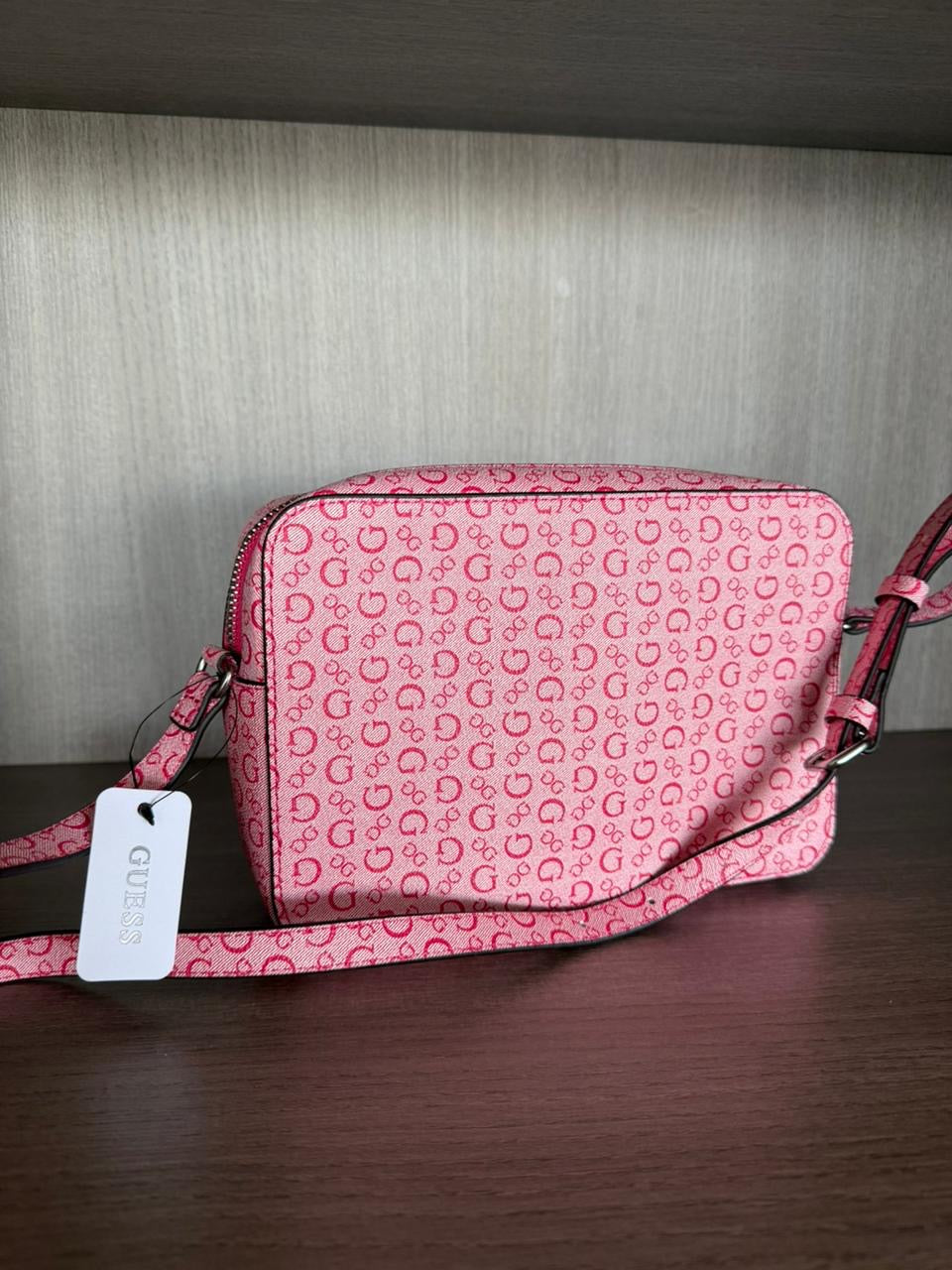 CROSSBODY GUESS FUCSIA MONOGRAMA