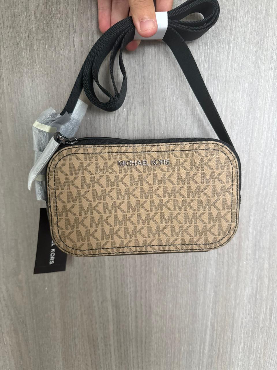 CROSSBODY MICHAEL KORS UNISEX CAQUI MONOGRAMA