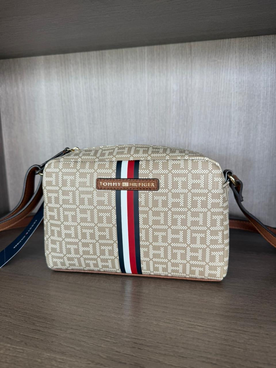 CROSSBODY TOMMY HILFIGER BEIGE MONOGRAMA FRANJA