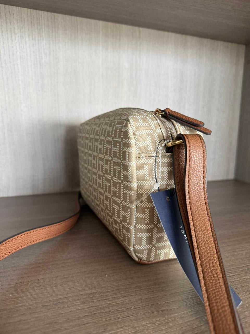 CROSSBODY TOMMY HILFIGER BEIGE MONOGRAMA FRANJA