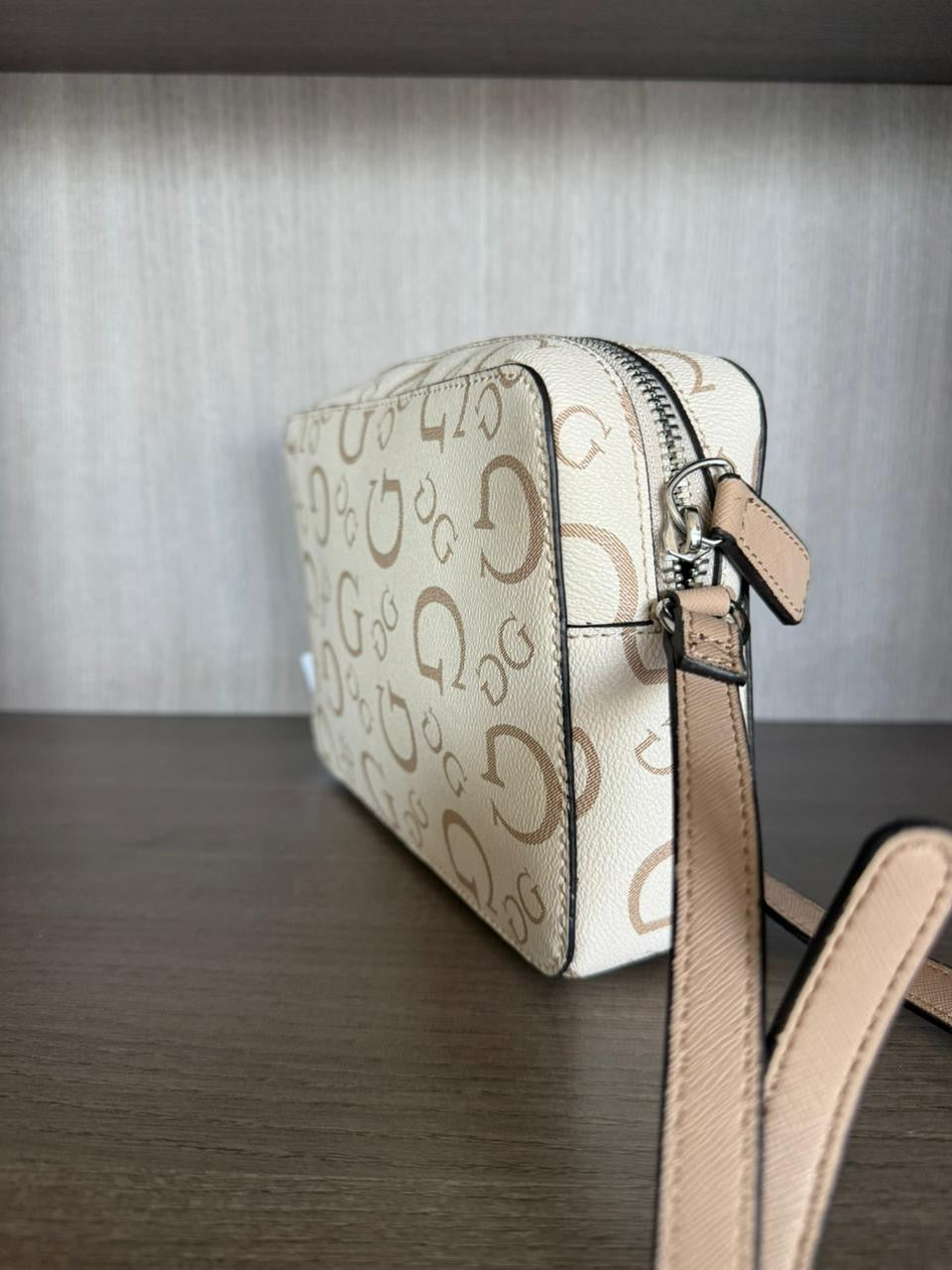 CROSSBODY GUESS-CREMA MONOGRAMA