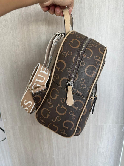 MOCHILA GUESS- CAFE MONOGRAMA