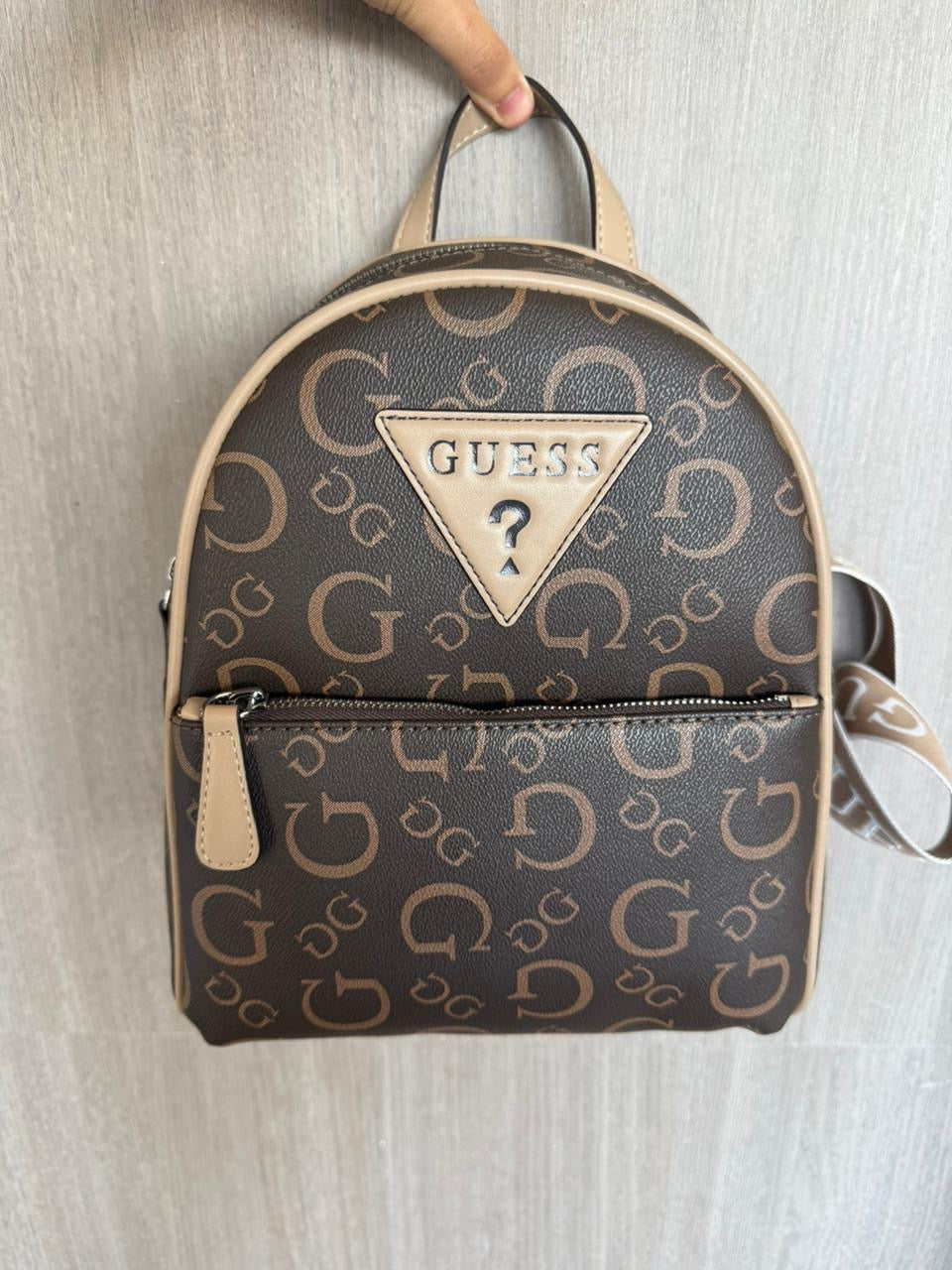 MOCHILA GUESS- CAFE MONOGRAMA
