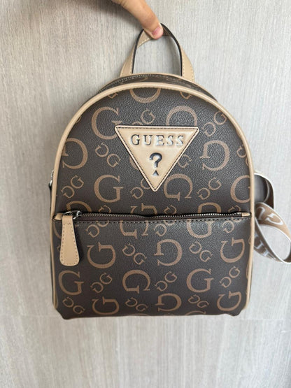 MOCHILA GUESS- CAFE MONOGRAMA